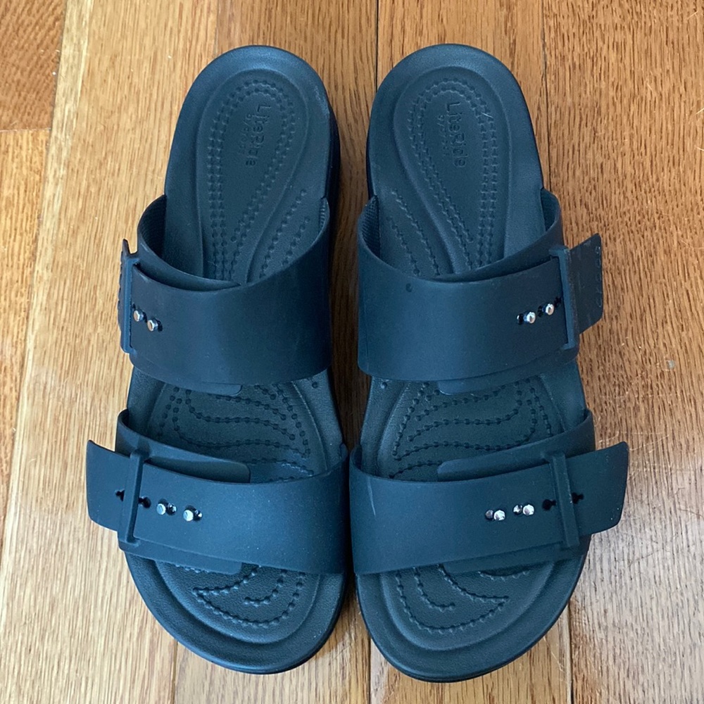 EUC Women's Crocs Brooklyn Sandal Low Wedge